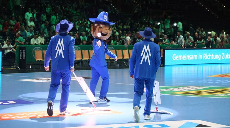 Leipzig, 21.05.2026, Arena Leipzig, Handball, Bundesliga, 32.Spieltag , SC DHfK Leipzig vs. MT Melsungen , Im Bild; Begrüßung der Mannschaften. , Nur zur redaktionellen Nutzung. Only editorial use. , DHB HBL regulations prohibit any use of photographs as image sequences and or quasi-video. ,