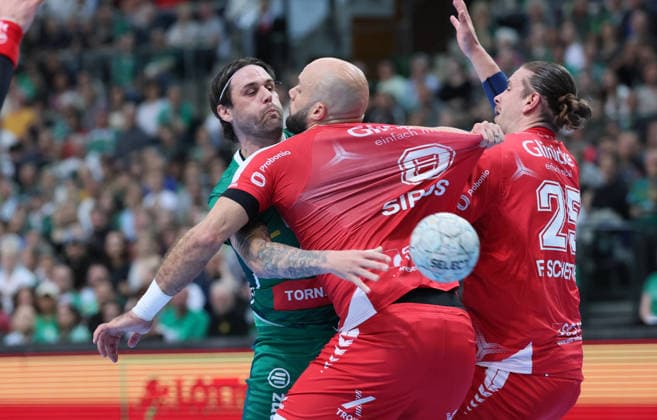 Leipzig, 21.05.2026, Arena Leipzig, Handball, Bundesliga, 32.Spieltag , SC DHfK Leipzig vs. MT Melsungen , Im Bild von links; Dean Bombac ( 67, DHfK), Adrian Sipos ( 8, Melsungen), Olle Forsell Schefvert ( 25, Melsungen). , Nur zur redaktionellen Nutzung. Only editorial use. , DHB HBL regulations prohibit any use of photographs as image sequences and or quasi-video. ,