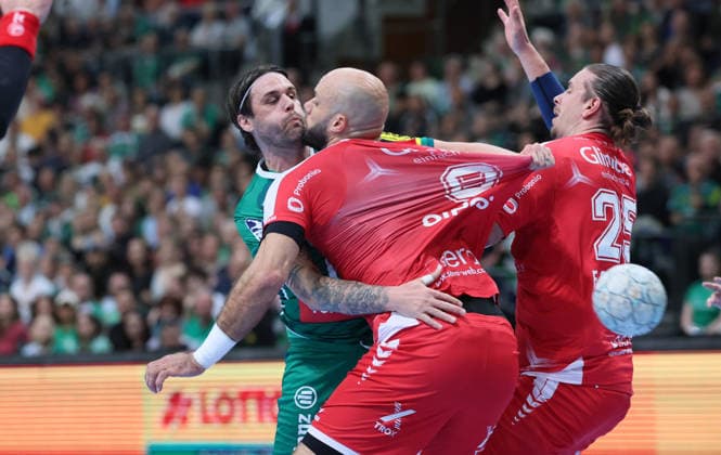 Leipzig, 21.05.2026, Arena Leipzig, Handball, Bundesliga, 32.Spieltag , SC DHfK Leipzig vs. MT Melsungen , Im Bild von links; Dean Bombac ( 67, DHfK), Adrian Sipos ( 8, Melsungen), Olle Forsell Schefvert ( 25, Melsungen). , Nur zur redaktionellen Nutzung. Only editorial use. , DHB HBL regulations prohibit any use of photographs as image sequences and or quasi-video. ,