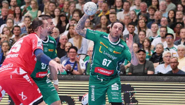 Leipzig, 21.05.2026, Arena Leipzig, Handball, Bundesliga, 32.Spieltag , SC DHfK Leipzig vs. MT Melsungen , Im Bild von links; Olle Forsell Schefvert ( 25, Melsungen), Matej Klima (13, Leipzig), Dean Bombac ( 67, DHfK). , Nur zur redaktionellen Nutzung. Only editorial use. , DHB HBL regulations prohibit any use of photographs as image sequences and or quasi-video. ,