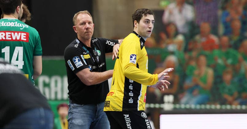 Leipzig, 21.05.2026, Arena Leipzig, Handball, Bundesliga, 32.Spieltag , SC DHfK Leipzig vs. MT Melsungen , Im Bild von links; Trainer Frank Carstens, DHfK Leipzig, Torwart Domenico Ebner (1, Leipzig). , Nur zur redaktionellen Nutzung. Only editorial use. , DHB HBL regulations prohibit any use of photographs as image sequences and or quasi-video. ,