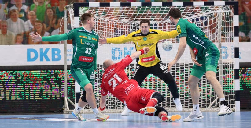 Leipzig, 21.05.2026, Arena Leipzig, Handball, Bundesliga, 32.Spieltag , SC DHfK Leipzig vs. MT Melsungen , Im Bild von links; Franz Semper (32, Leipzig), Arnar Freyr Arnarsson ( 21, Melsungen), Torwart Domenico Ebner (1, Leipzig), Marko Mamic (14, Leipzig) . , Nur zur redaktionellen Nutzung. Only editorial use. , DHB HBL regulations prohibit any use of photographs as image sequences and or quasi-video. ,