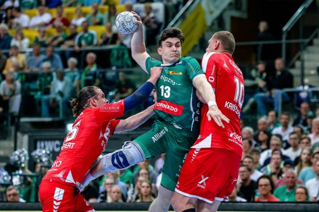 Matej Klima (SC DHfK Leipzig, 13) wirft den Ball, Zweikampf, Duell, Kampf mit Olle Forsell Schefvert (MT Melsungen, 25) und Dainis Kristopans (MT Melsungen, 10), SC DHfK Leipzig vs MT Melsungen, Handball, 1. Bundesliga, 32. Spieltag, Saison 2025 2026, 21.05.2026, SC DHfK Leipzig vs MT Meslungen, Handball, 1. Bundesliga, 32. Spieltag, Saison 2025 2026, 21.05.2026 Leipzig Copyright: xEibner-Pressefoto LauraxRoemerx EP_LRR