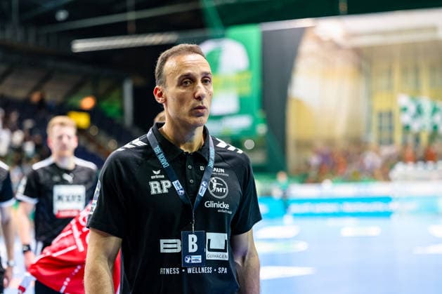 Roberto Garcia Parrondo (MT Melsungen, Cheftrainer) auf dem Weg in die Kabine, SC DHfK Leipzig vs MT Melsungen, Handball, 1. Bundesliga, 32. Spieltag, Saison 2025 2026, 21.05.2026, SC DHfK Leipzig vs MT Meslungen, Handball, 1. Bundesliga, 32. Spieltag, Saison 2025 2026, 21.05.2026 Leipzig Copyright: xEibner-Pressefoto LauraxRoemerx EP_LRR