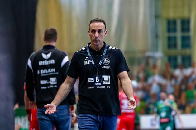 Roberto Garcia Parrondo (MT Melsungen, Cheftrainer) gibt Anweisungen, gestikuliert, SC DHfK Leipzig vs MT Melsungen, Handball, 1. Bundesliga, 32. Spieltag, Saison 2025 2026, 21.05.2026, SC DHfK Leipzig vs MT Meslungen, Handball, 1. Bundesliga, 32. Spieltag, Saison 2025 2026, 21.05.2026 Leipzig Copyright: xEibner-Pressefoto LauraxRoemerx EP_LRR