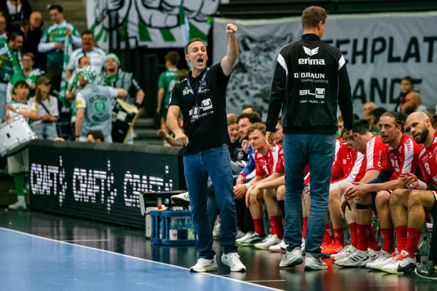 Roberto Garcia Parrondo (MT Melsungen, Cheftrainer) gibt Anweisungen, gestikuliert, SC DHfK Leipzig vs MT Melsungen, Handball, 1. Bundesliga, 32. Spieltag, Saison 2025 2026, 21.05.2026, SC DHfK Leipzig vs MT Meslungen, Handball, 1. Bundesliga, 32. Spieltag, Saison 2025 2026, 21.05.2026 Leipzig Copyright: xEibner-Pressefoto LauraxRoemerx EP_LRR