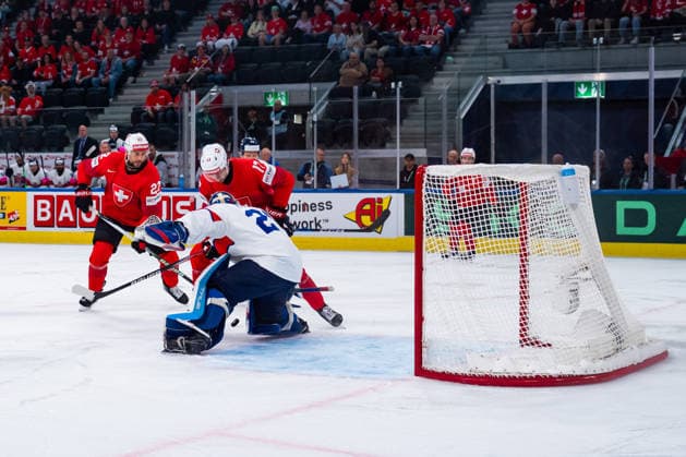 ZURICH, SWITZERLAND - MAY 21: Ken Jaeger (Switzerland, 17) and Nino Niederreiter (Switzerland, 22) against Mat Robson (Great Britain, 20) during the Preliminary Round - Group A Match 31 between Switzerland and Great Britain at the IIHF Ice hockey, Eishockey World Championship, WM, Weltmeisterschaft 2026, Swiss Life Arena on May 21, 2026 in Zurich, Switzerland. Zurich Switzerland Copyright: xTimoxSteinx