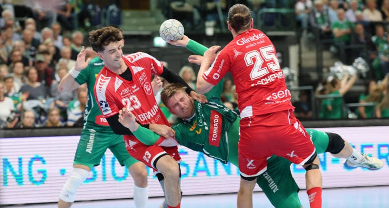 Leipzig, 21.05.2026, Arena Leipzig, Handball, Bundesliga, 32.Spieltag , SC DHfK Leipzig vs. MT Melsungen , Im Bild von links; Marti Soler ( 23, Melsungen), Franz Semper (32, Leipzig), Olle Forsell Schefvert ( 25, Melsungen). , Nur zur redaktionellen Nutzung. Only editorial use. , DHB HBL regulations prohibit any use of photographs as image sequences and or quasi-video. ,