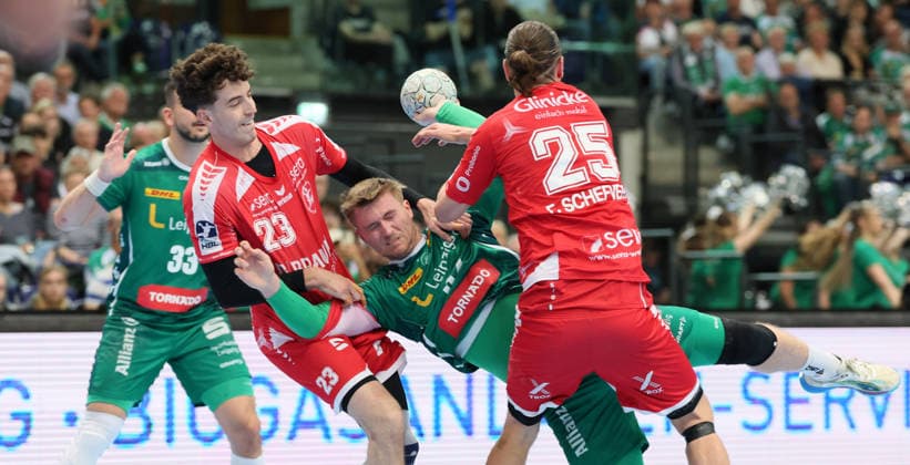 Leipzig, 21.05.2026, Arena Leipzig, Handball, Bundesliga, 32.Spieltag , SC DHfK Leipzig vs. MT Melsungen , Im Bild von links; Marti Soler ( 23, Melsungen), Franz Semper (32, Leipzig), Olle Forsell Schefvert ( 25, Melsungen). , Nur zur redaktionellen Nutzung. Only editorial use. , DHB HBL regulations prohibit any use of photographs as image sequences and or quasi-video. ,