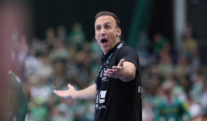 Leipzig, 21.05.2026, Arena Leipzig, Handball, Bundesliga, 32.Spieltag , SC DHfK Leipzig vs. MT Melsungen , Im Bild; Trainer Roberto Garcia, MT Melsungen. , Nur zur redaktionellen Nutzung. Only editorial use. , DHB HBL regulations prohibit any use of photographs as image sequences and or quasi-video. ,