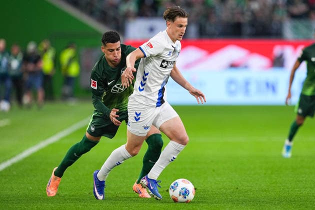 21.05.2026, xydrx, Herren, Fußball, Relegation Hinspiel, 1.Bundesliga, VfL Wolfsburg - SC Paderborn 07, Saison 2025 2026, Volkswagen Arena: Adam Daghim (VfL Wolfsburg, 11) im Zweikampf gegen Jonah Sticker (SC Paderborn, 3) DFB regulations prohibit any use of photographs as image sequences and or quasi-video. Copyright: HMBxMedia YannisxDreimann