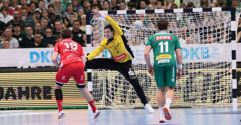 Leipzig, 21.05.2026, Arena Leipzig, Handball, Bundesliga, 32.Spieltag , SC DHfK Leipzig vs. MT Melsungen , Im Bild von links; Florian Drosten ( 18, Melsungen), Torwart Domenico Ebner (1, Leipzig). , Nur zur redaktionellen Nutzung. Only editorial use. , DHB HBL regulations prohibit any use of photographs as image sequences and or quasi-video. ,