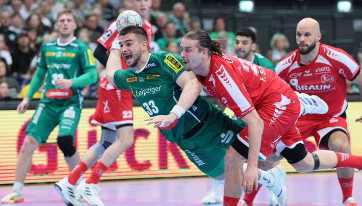 Leipzig, 21.05.2026, Arena Leipzig, Handball, Bundesliga, 32.Spieltag , SC DHfK Leipzig vs. MT Melsungen , Im Bild von links; Luka Rogan (33, Leipzig), Olle Forsell Schefvert ( 25, Melsungen). , Nur zur redaktionellen Nutzung. Only editorial use. , DHB HBL regulations prohibit any use of photographs as image sequences and or quasi-video. ,