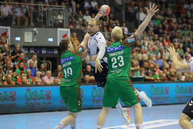 21.05.2026, xtgx, Handball, Daikin HBL, SC Magdeburg - SG Flensburg Handewitt v.l. Elvar Orn Jonsson (Magdeburg, 19), Simon Pytlick (Flensburg, 2), Magnus Saugstrup (Magdeburg, 23) Zweikampf, Duell, Kampf, tackle Magdeburg