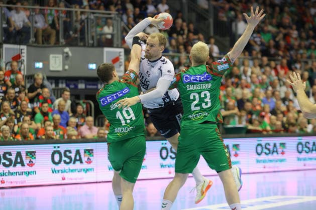 21.05.2026, xtgx, Handball, Daikin HBL, SC Magdeburg - SG Flensburg Handewitt v.l. Elvar Orn Jonsson (Magdeburg, 19), Simon Pytlick (Flensburg, 2), Magnus Saugstrup (Magdeburg, 23) Zweikampf, Duell, Kampf, tackle Magdeburg