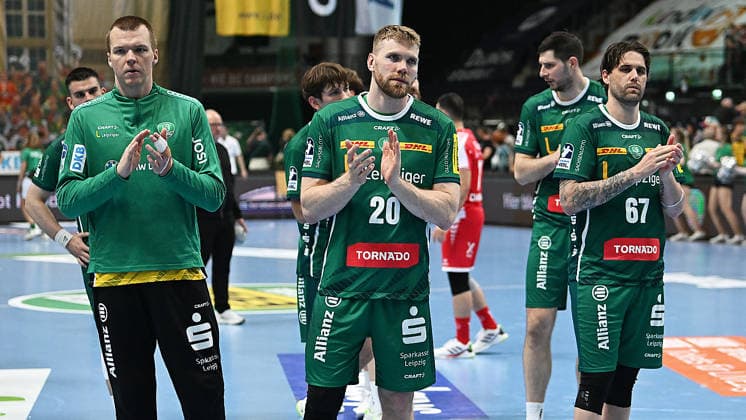 Handball-Bundesliga, Saison 2025 2026, 32. Spieltag, SC DHfK Leipzig vs. MT Melsungen (21.05.2026) Enttäuschung bei Spielern aus Leipzig nach der Niederlage im Handball-Bundesliga-Spiel DHfK Leipzig gegen MT Melsungen (21.05.2026). Zu sehen Staffan Peter (Außen Außenbahnspieler DHfK Leipzig, Rückennumer 18), William Bogojevic (Rückraum Rückraumspieler DHfK Leipzig, Rückennumer 20), Marko Mamic (Rückraum Rückraumspieler DHfK Leipzig, Rückennumer 14), Dean Bombac (Rückraum Rückraumspieler DHfK Leipzig, Rückennumer 67). Leipzig Sachsen Deutschland QUARTERBACK Immobilien Arena Am Sportforum 2