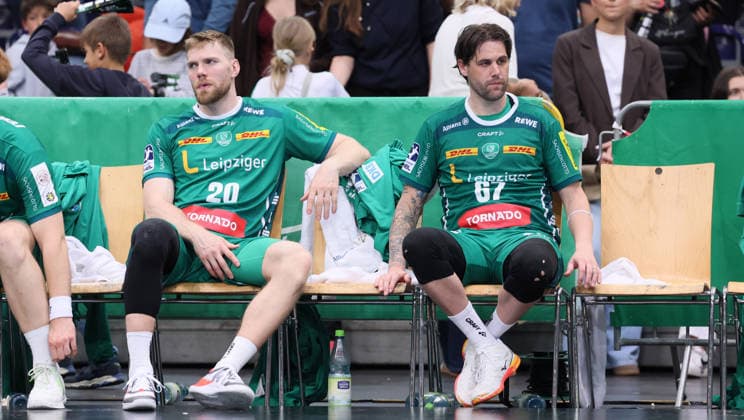 Leipzig, 21.05.2026, Arena Leipzig, Handball, Bundesliga, 32.Spieltag , SC DHfK Leipzig vs. MT Melsungen 27:33 (12:13), Im Bild; Enttäuschung bei Leipzig. William Bogojevic (20, Leipzig), Dean Bombac ( 67, DHfK). , Nur zur redaktionellen Nutzung. Only editorial use. , DHB HBL regulations prohibit any use of photographs as image sequences and or quasi-video. ,