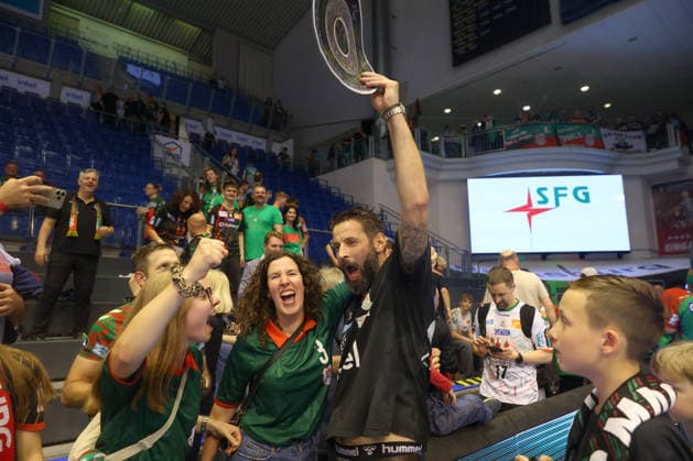 21.05.2026, xtgx, Handball, Daikin HBL, SC Magdeburg - SG Flensburg Handewitt v.l. Bennet Wiegert (Magdeburg, Trainer) mit Fans Siegerehrung, Ehrung, Pokal, Meisterschale, Schale, Jubel, deutscher Meister, Meisterschaft Jubel über Titelgewinn, Meisterschaft, deutscher Meister, jubelt, celebration Magdeburg