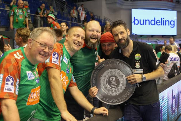 21.05.2026, xtgx, Handball, Daikin HBL, SC Magdeburg - SG Flensburg Handewitt v.l. Bennet Wiegert (Magdeburg, Trainer) mit Fans Siegerehrung, Ehrung, Pokal, Meisterschale, Schale, Jubel, deutscher Meister, Meisterschaft Jubel über Titelgewinn, Meisterschaft, deutscher Meister, jubelt, celebration Magdeburg
