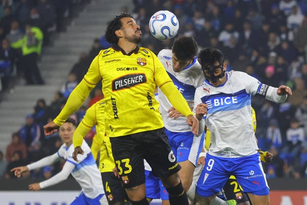 Futbol, Universidad Catolica vs Barcelona SC. Copa Libertadores 2026. El jugador de Universidad Catolica Fernando Zampedri, derecha, disputa el balon contra Cristian Baez de Barcelona SC durante el partido de la fecha 5 del grupo D de la Copa Libertadores disputado en el estadio Claro Arena de Santiago, Chile. 21 05 2026 Jonnathan Oyarzun Photosport Football, Universidad Catolica vs Barcelona SC. 2026 Copa Libertadores Championship. Universidad Catolica player Fernando Zampedri, right, vies for the ball against Cristian Baez of Barcelona SC during the Copa Libertadores, group D fiveth turn match at Claro Arena in Santiago, Chile. 21 05 2026 Jonnathan Oyarzun Photosport Universidad Catolica vs Barcelona SC, Copa Libertadores 2026