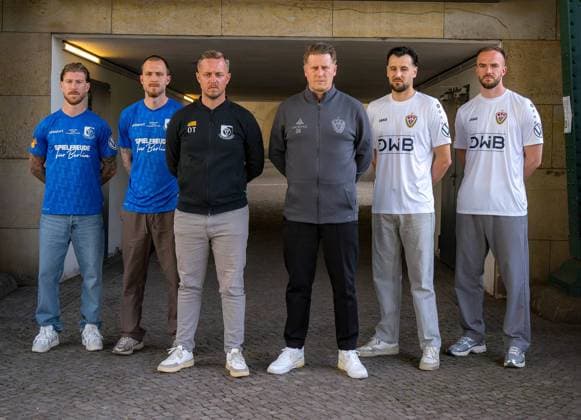 Fußball, Herren, Saison 2025 2026, COSY-WASCH Landespokal Berlin, Medientermin vor dem Finale VSG Altglienicke - BFC Dynamo, v. l. Philip Türpitz, Tim Rieder, Trainer Dan Twardzik (alle VSG Altglienicke), Trainer Sven Körner, Rufat Dadashov, Tobias Gunte (alle BFC Dynamo) 27.04. 2026, Copyright: xMatthiasxKochx
