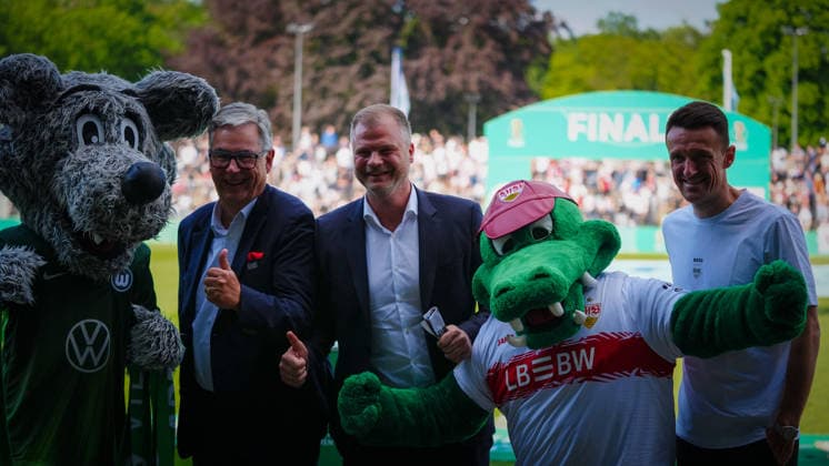 Fußball, A-Junioren, Saison 2025 2026, DFB Pokal, Finale, VfB Stuttgart U19 vs. VfL Wolfsburg U19, Freitag 22.05.2026, Karl-Liebknecht-Stadion Potsdam, Im Bild: Gute Stimmung vor dem Spiel. v.L. VfL Maskottchen Wolfi , Dietmar Allgaier (Präsident VfB), Fabian Wohlgemuth (VfB), VfB Maskottchen Fritzel und Christian Gentner (r. VfB) Brandenburg Deutschland