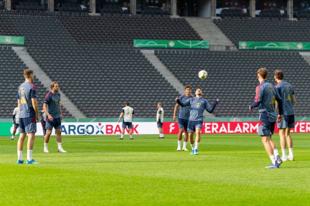 Harry Kane (FC Bayern Muenchen, 9), Raphael Guerreiro (FC Bayern Muenchen, 22) waehrend des Abschlusstrainings, GER, Abschlusstraining und Pressekonferenz am Vortag des DFB-Pokalfinale, FC Bayern Muenchen vs. VfB Stuttgart, Fussball, Herren, DFB-Pokal, Finale, Spielzeit 2025 2026, 22.05.2026 DFL REGULATIONS PROHIBIT ANY USE OF PHOTOGRAPHS AS IMAGE SEQUENCES AND OR QUASI-VIDEO GER, Abschlusstraining und Pressekonferenz am Vortag des DFB-Pokalfinale, FC Bayern Muenchen vs. VfB Stuttgart, Fussball, Herren, DFB-Pokal, Finale, Spielzeit 2025 2026, 22.05.2026 Berlin Copyright: xEibner-Pressefoto MaxxVincenx EP_MVN
