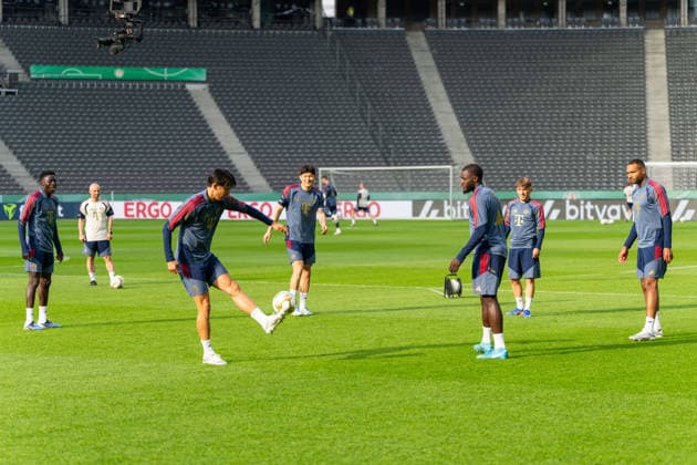 Bara Sapoko Ndiaye (FC Bayern Muenchen, 39), Hiroki Ito (FC Bayern Muenchen, 21), Minjae Kim (FC Bayern Muenchen, 03), Dayot Upamecano (FC Bayern Muenchen, 02), Lennart Karl (FC Bayern Muenchen, 42) und Jonathan Tah (FC Bayern Muenchen, 04) waehrend des Abschlusstrainings, GER, Abschlusstraining und Pressekonferenz am Vortag des DFB-Pokalfinale, FC Bayern Muenchen vs. VfB Stuttgart, Fussball, Herren, DFB-Pokal, Finale, Spielzeit 2025 2026, 22.05.2026 DFL REGULATIONS PROHIBIT ANY USE OF PHOTOGRAPHS AS IMAGE SEQUENCES AND OR QUASI-VIDEO GER, Abschlusstraining und Pressekonferenz am Vortag des DFB-Pokalfinale, FC Bayern Muenchen vs. VfB Stuttgart, Fussball, Herren, DFB-Pokal, Finale, Spielzeit 2025 2026, 22.05.2026 Berlin Copyright: xEibner-Pressefoto MaxxVincenx EP_MVN