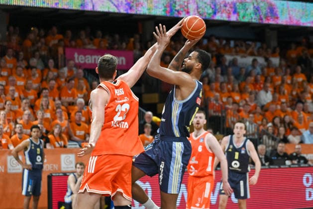Tibor Pleiss (RASTA Vechta, 22) blockt Moses Wood (ALBA Berlin, 11) RASTA Vechta vs. ALBA Berlin, easyCredit Basketball Bundesliga, Play-Off, Saison 2025 2026, 22.05.2026, RASTA Vechta vs. ALBA Berlin, easyCredit Basketball Bundesliga, Play-Off, Saison 2025 2026, 22.05.2026 Vechta Copyright: xEibner-Pressefoto RobertxGertzenx EP_RGN