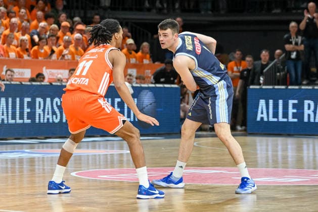 Jonas Mattisseck (ALBA Berlin, 09) gegen Alonzo Verge jr. (RASTA Vechta, 11) RASTA Vechta vs. ALBA Berlin, easyCredit Basketball Bundesliga, Play-Off, Saison 2025 2026, 22.05.2026, RASTA Vechta vs. ALBA Berlin, easyCredit Basketball Bundesliga, Play-Off, Saison 2025 2026, 22.05.2026 Vechta Copyright: xEibner-Pressefoto RobertxGertzenx EP_RGN