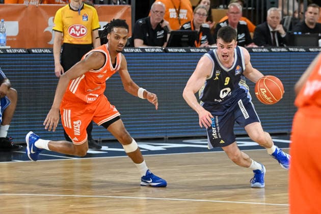 Jonas Mattisseck (ALBA Berlin, 09) gegen Alonzo Verge jr. (RASTA Vechta, 11) RASTA Vechta vs. ALBA Berlin, easyCredit Basketball Bundesliga, Play-Off, Saison 2025 2026, 22.05.2026, RASTA Vechta vs. ALBA Berlin, easyCredit Basketball Bundesliga, Play-Off, Saison 2025 2026, 22.05.2026 Vechta Copyright: xEibner-Pressefoto RobertxGertzenx EP_RGN