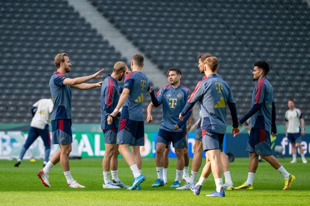 Training FC Bayern Muenchen, Konrad Laimer (FC Bayern Muenchen, 27) wird von Harry Kane (FC Bayern Muenchen, 09), Raphael Guerreiro (FC Bayern Muenchen, 22), bestraft. GER, Abschlusstraining und Pressekonferenz am Vortag des DFB-Pokalfinale, FC Bayern Muenchen vs. VfB Stuttgart, Fussball, Herren, DFB-Pokal, Finale, Spielzeit 2025 2026, 22.05.2026, DFL DFB REGULATIONS PROHIBIT ANY USE OF PHOTOGRAPHS AS IMAGE SEQUENCES AND OR QUASI-VIDEO, GER, Abschlusstraining und Pressekonferenz am Vortag des DFB-Pokalfinale, FC Bayern Muenchen vs. VfB Stuttgart, Fussball, Herren, DFB-Pokal, Finale, Spielzeit 2025 2026, 22.05.2026 Berlin Copyright: xEibner-Pressefoto WolfgangxFrankx EP_WFK