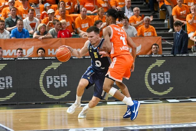 Martin Hermannsson (ALBA Berlin, 15) gegen Alonzo Verge jr. (RASTA Vechta, 11) RASTA Vechta vs. ALBA Berlin, easyCredit Basketball Bundesliga, Play-Off, Saison 2025 2026, 22.05.2026, RASTA Vechta vs. ALBA Berlin, easyCredit Basketball Bundesliga, Play-Off, Saison 2025 2026, 22.05.2026 Vechta Copyright: xEibner-Pressefoto RobertxGertzenx EP_RGN