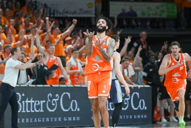 Tevin Brown (RASTA Vechta, 10) bejubelt einen 3 Punkte Wurf RASTA Vechta vs. ALBA Berlin, easyCredit Basketball Bundesliga, Play-Off, Saison 2025 2026, 22.05.2026, RASTA Vechta vs. ALBA Berlin, easyCredit Basketball Bundesliga, Play-Off, Saison 2025 2026, 22.05.2026 Vechta Copyright: xEibner-Pressefoto RobertxGertzenx EP_RGN