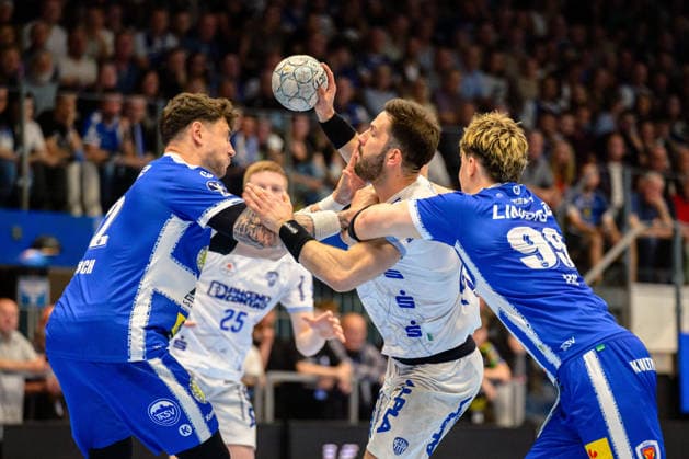 Tim Suton (TBV Lemgo Lippe, 23) hat kein Durchkommen bei Tillman Leu (ThSV Eisenach, 99) und Justin Kurch (ThSV Eisenach, 52) GER, ThSV Eisenach gegen TBV Lemgo Lippe, 1. Daikin Handballbundesliga, Handball, 32.Spieltag, Saison 2025 2026, 22.05.2026 GER, ThSV Eisenach gegen TBV Lemgo Lippe, 1. Daikin Handballbundesliga, Handball, 32.Spieltag, Saison 2025 2026, 22.05.2026 Eisenach Copyright: xEibner-Pressefoto MartinxHerbstx EP_MHT