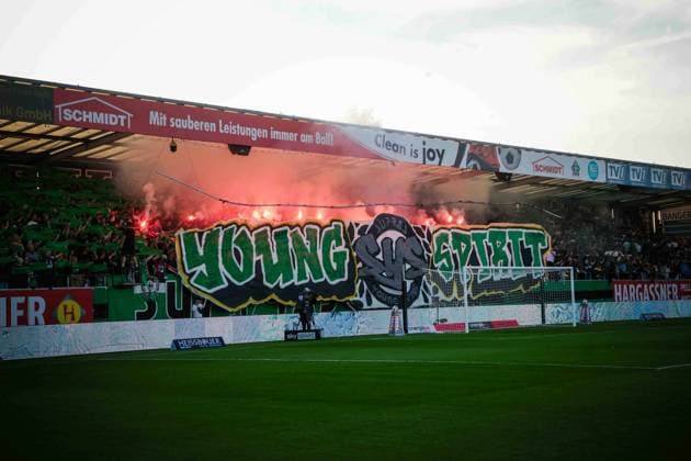 22.05.2026, Ried im Innkreis, AUT, Unterwegs in Oberösterreich, SV Oberbank Ried - Rapid Wien, Österreichische Fußball-Bundesliga, ADMIRAL Bundesliga, im Bild Fans, Bengalische Feuer, Ried,