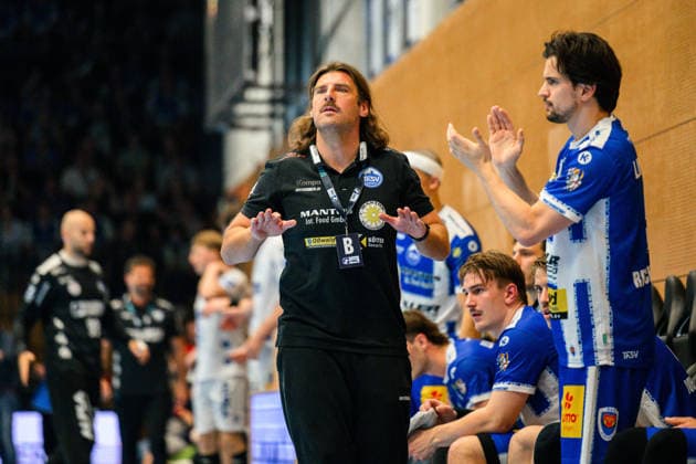 Sebastian Hinze (ThSV Eisenach, Trainer) bittet um Ruge kurz vor der Pause. GER, ThSV Eisenach gegen TBV Lemgo Lippe, 1. Daikin Handballbundesliga, Handball, 32.Spieltag, Saison 2025 2026, 22.05.2026 GER, ThSV Eisenach gegen TBV Lemgo Lippe, 1. Daikin Handballbundesliga, Handball, 32.Spieltag, Saison 2025 2026, 22.05.2026 Eisenach Copyright: xEibner-Pressefoto MartinxHerbstx EP_MHT