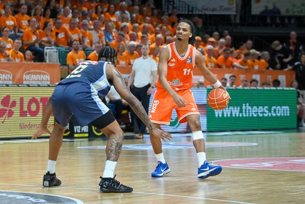 Alonzo Verge jr. (RASTA Vechta, 11) am Ball gegen J wan Robertson (ALBA Berlin , 13) RASTA Vechta vs. ALBA Berlin, easyCredit Basketball Bundesliga, Play-Off, Saison 2025 2026, 22.05.2026, RASTA Vechta vs. ALBA Berlin, easyCredit Basketball Bundesliga, Play-Off, Saison 2025 2026, 22.05.2026 Vechta Copyright: xEibner-Pressefoto RobertxGertzenx EP_RGN