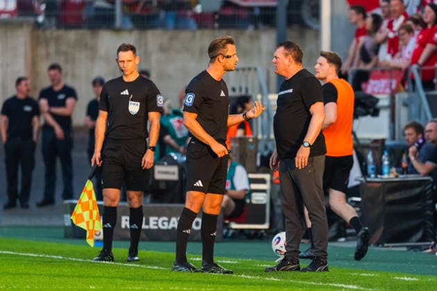 Daniel Schlagwurfager im Gespraech mit Uwe Koschinat (Rot-Weiss Essen, Trainer) Rot-Weiss Essen vs. SpVgg Greuther Fuerth, Fussball, 2.Bundesliga-Relegation 2025 26, Relegation-Hinspiel, Saison 2025 26, 22.05.2026, DFL REGULATIONS PROHIBIT ANY USE OF PHOTOGRAPHS AS IMAGE SEQUENCES AND OR QUASI-VIDEO, Rot-Weiss Essen vs. FC Ingolstadt 04, Fussball, 2.Bundesliga-Relegation 2025 26, Relegation-Hinspiel, Saison 2025 26, 22.05.2026 Essen Copyright: xEibner-Pressefoto LukasxBaldygax EP_LBA