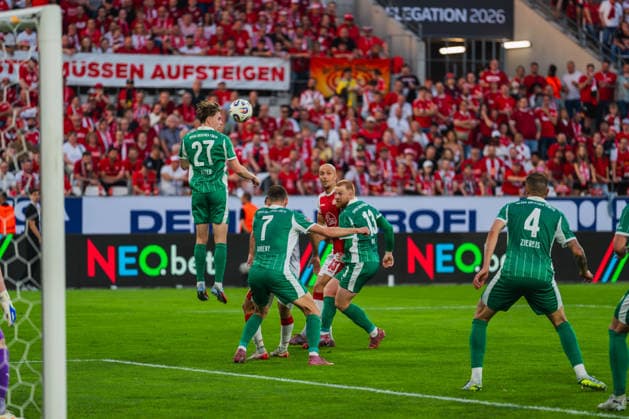 Luca Itter (SpVgg Greuther Fuerth, 27) klaert im Strafraum Rot-Weiss Essen vs. SpVgg Greuther Fuerth, Fussball, 2.Bundesliga-Relegation 2025 26, Relegation-Hinspiel, Saison 2025 26, 22.05.2026, DFL REGULATIONS PROHIBIT ANY USE OF PHOTOGRAPHS AS IMAGE SEQUENCES AND OR QUASI-VIDEO, Rot-Weiss Essen vs. FC Ingolstadt 04, Fussball, 2.Bundesliga-Relegation 2025 26, Relegation-Hinspiel, Saison 2025 26, 22.05.2026 Essen Copyright: xEibner-Pressefoto LukasxBaldygax EP_LBA