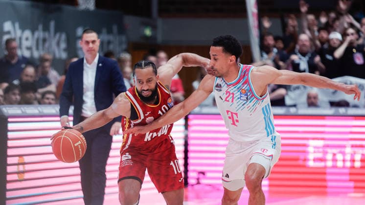 Im Bild: v.li. Davion Mintz (Wuerzburg Baskets, 10) am Ball gegen Joel Aminu (Telekom Baskets Bonn, 21) 22.05.2026, Basketball, Fitness First Wuerzburg Baskets vs. Telekom Baskets Bonn, easyCredit BBL Playoffs, 3. Viertelfinale, Deutschland, 97072, tectake-Arena Wuerzburg, Copyright: HMBxMedia xJulienxBecker