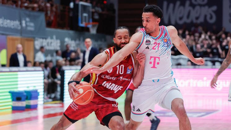 Im Bild: v.li. Davion Mintz (Wuerzburg Baskets, 10) am Ball gegen Joel Aminu (Telekom Baskets Bonn, 21) 22.05.2026, Basketball, Fitness First Wuerzburg Baskets vs. Telekom Baskets Bonn, easyCredit BBL Playoffs, 3. Viertelfinale, Deutschland, 97072, tectake-Arena Wuerzburg, Copyright: HMBxMedia xJulienxBecker