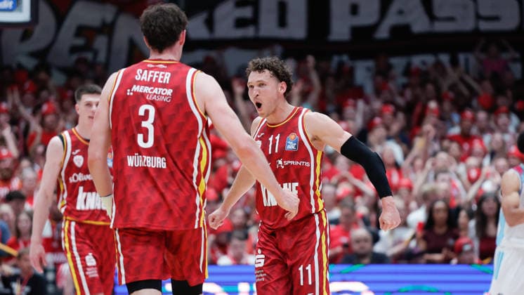 Im Bild: Jubel bei v.li. Leo Saffer (Wuerzburg Baskets, 3) und Brae Ivey (Wuerzburg Baskets, 11) 22.05.2026, Basketball, Fitness First Wuerzburg Baskets vs. Telekom Baskets Bonn, easyCredit BBL Playoffs, 3. Viertelfinale, Deutschland, 97072, tectake-Arena Wuerzburg, Copyright: HMBxMedia xJulienxBecker