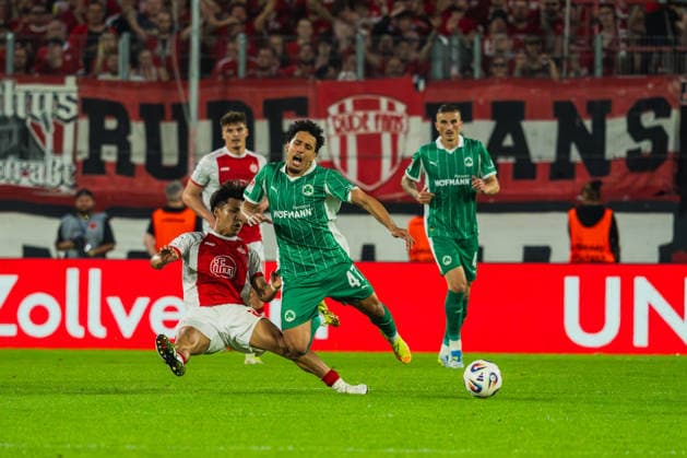 Kaito Mizuta (Rot-Weiss Essen, 24) graetscht Sayfallah Ltaief (SpVgg Greuther Fuerth, 47) von hinten um Rot-Weiss Essen vs. SpVgg Greuther Fuerth, Fussball, 2.Bundesliga-Relegation 2025 26, Relegation-Hinspiel, Saison 2025 26, 22.05.2026, DFL REGULATIONS PROHIBIT ANY USE OF PHOTOGRAPHS AS IMAGE SEQUENCES AND OR QUASI-VIDEO, Rot-Weiss Essen vs. FC Ingolstadt 04, Fussball, 2.Bundesliga-Relegation 2025 26, Relegation-Hinspiel, Saison 2025 26, 22.05.2026 Essen Copyright: xEibner-Pressefoto LukasxBaldygax EP_LBA