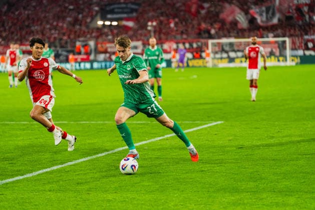 Kaito Mizuta (Rot-Weiss Essen, 24) im Zweikampf mit dem flankenden Luca Itter (SpVgg Greuther Fuerth, 27) Rot-Weiss Essen vs. SpVgg Greuther Fuerth, Fussball, 2.Bundesliga-Relegation 2025 26, Relegation-Hinspiel, Saison 2025 26, 22.05.2026, DFL REGULATIONS PROHIBIT ANY USE OF PHOTOGRAPHS AS IMAGE SEQUENCES AND OR QUASI-VIDEO, Rot-Weiss Essen vs. FC Ingolstadt 04, Fussball, 2.Bundesliga-Relegation 2025 26, Relegation-Hinspiel, Saison 2025 26, 22.05.2026 Essen Copyright: xEibner-Pressefoto LukasxBaldygax EP_LBA