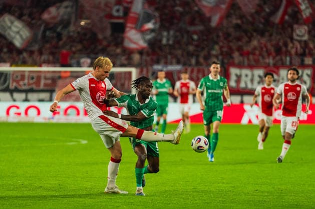 Ben Huening (Rot-Weiss Essen, 15) klaert vor Noel Futkeu (SpVgg Greuther Fuerth, 09) Rot-Weiss Essen vs. SpVgg Greuther Fuerth, Fussball, 2.Bundesliga-Relegation 2025 26, Relegation-Hinspiel, Saison 2025 26, 22.05.2026, DFL REGULATIONS PROHIBIT ANY USE OF PHOTOGRAPHS AS IMAGE SEQUENCES AND OR QUASI-VIDEO, Rot-Weiss Essen vs. FC Ingolstadt 04, Fussball, 2.Bundesliga-Relegation 2025 26, Relegation-Hinspiel, Saison 2025 26, 22.05.2026 Essen Copyright: xEibner-Pressefoto LukasxBaldygax EP_LBA