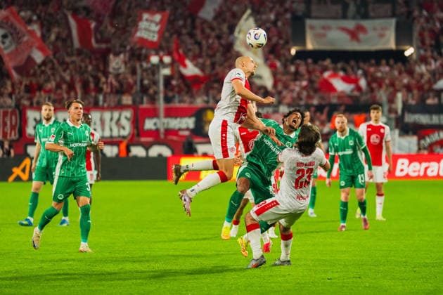 Felix Klaus (SpVgg Greuther Fuerth, 30) schaut dem Zweikampf von Tobias Kraulich (Rot-Weiss Essen, 33) und Sayfallah Ltaief (SpVgg Greuther Fuerth, 47) zu Rot-Weiss Essen vs. SpVgg Greuther Fuerth, Fussball, 2.Bundesliga-Relegation 2025 26, Relegation-Hinspiel, Saison 2025 26, 22.05.2026, DFL REGULATIONS PROHIBIT ANY USE OF PHOTOGRAPHS AS IMAGE SEQUENCES AND OR QUASI-VIDEO, Rot-Weiss Essen vs. FC Ingolstadt 04, Fussball, 2.Bundesliga-Relegation 2025 26, Relegation-Hinspiel, Saison 2025 26, 22.05.2026 Essen Copyright: xEibner-Pressefoto LukasxBaldygax EP_LBA