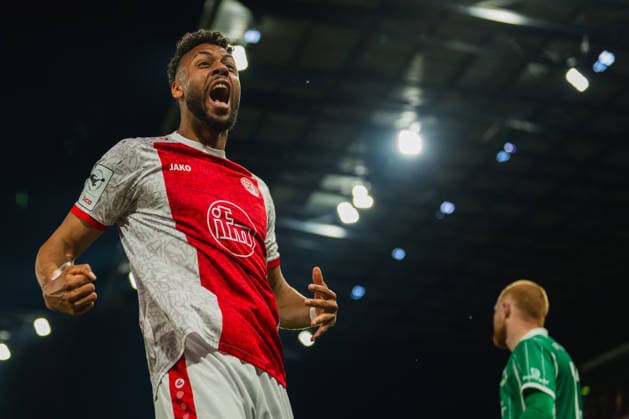 Ruben Reisig (Rot-Weiss Essen, 16) pusht die Fans, Emotionen, Jubel, Schrei Rot-Weiss Essen vs. SpVgg Greuther Fuerth, Fussball, 2.Bundesliga-Relegation 2025 26, Relegation-Hinspiel, Saison 2025 26, 22.05.2026, DFL REGULATIONS PROHIBIT ANY USE OF PHOTOGRAPHS AS IMAGE SEQUENCES AND OR QUASI-VIDEO, Rot-Weiss Essen vs. FC Ingolstadt 04, Fussball, 2.Bundesliga-Relegation 2025 26, Relegation-Hinspiel, Saison 2025 26, 22.05.2026 Essen Copyright: xEibner-Pressefoto LukasxBaldygax EP_LBA