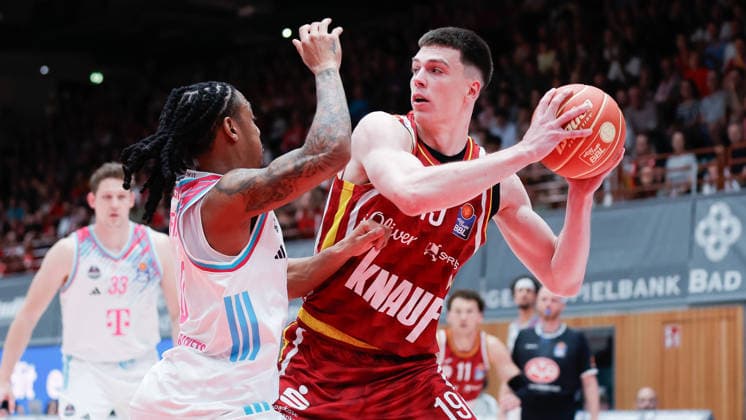 Im Bild: v.li. Jalen Finch (Telekom Baskets Bonn, 0) gegen Christian Skladanowski (Wuerzburg Baskets, 19) am Ball 22.05.2026, Basketball, Fitness First Wuerzburg Baskets vs. Telekom Baskets Bonn, easyCredit BBL Playoffs, 3. Viertelfinale, Deutschland, 97072, tectake-Arena Wuerzburg, Copyright: HMBxMedia xJulienxBecker