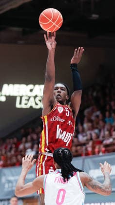 Im Bild: Marcus Carr(Wuerzburg Baskets, 5) mit dem Dreier gegen Jalen Finch (Telekom Baskets Bonn, 0) 22.05.2026, Basketball, Fitness First Wuerzburg Baskets vs. Telekom Baskets Bonn, easyCredit BBL Playoffs, 3. Viertelfinale, Deutschland, 97072, tectake-Arena Wuerzburg, Copyright: HMBxMedia xJulienxBecker